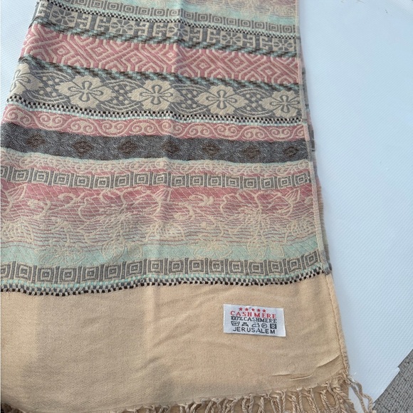 Patterned Women's Cashmere Scarf shawl wrap in Pink and Gray made in Jerusalem - Picture 7 of 9